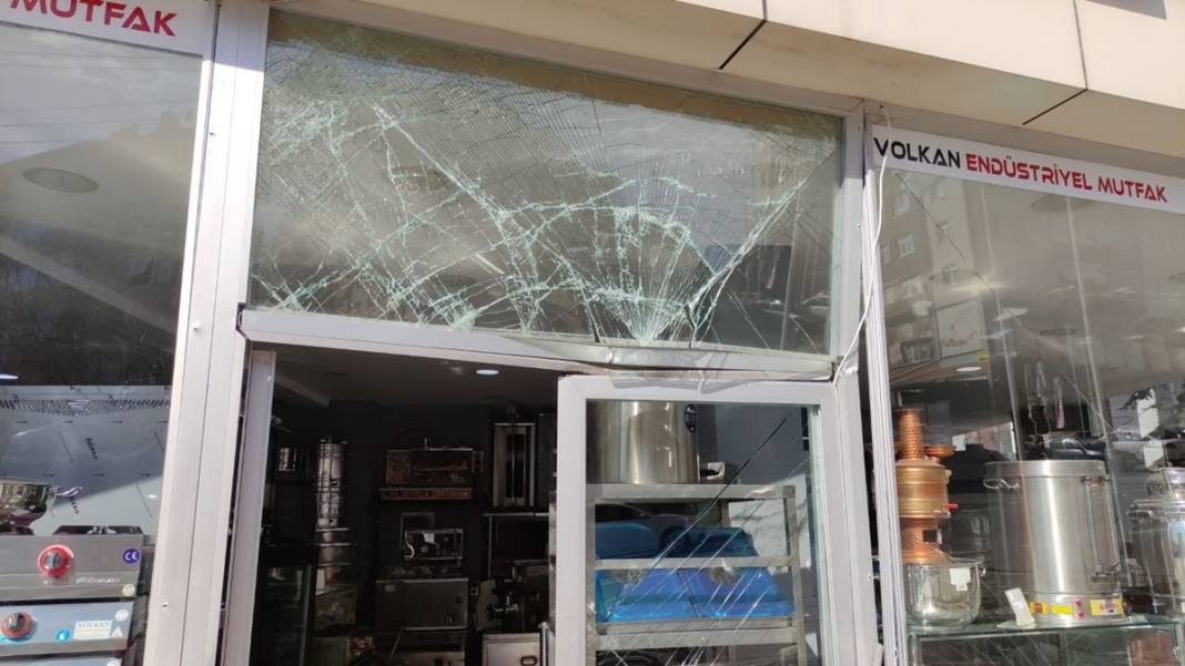 Minibüsünü dükkanın önüne park etti, döndüğünde hayatının şokunu yaşadı! Korkutan anlar kamerada 9